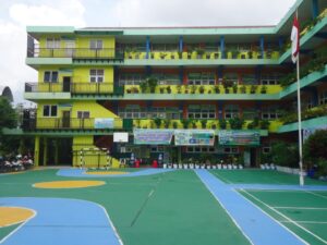 Foto sebuah gedung Sekolah tingkat SMP di daerah palembang dengan warna hijau