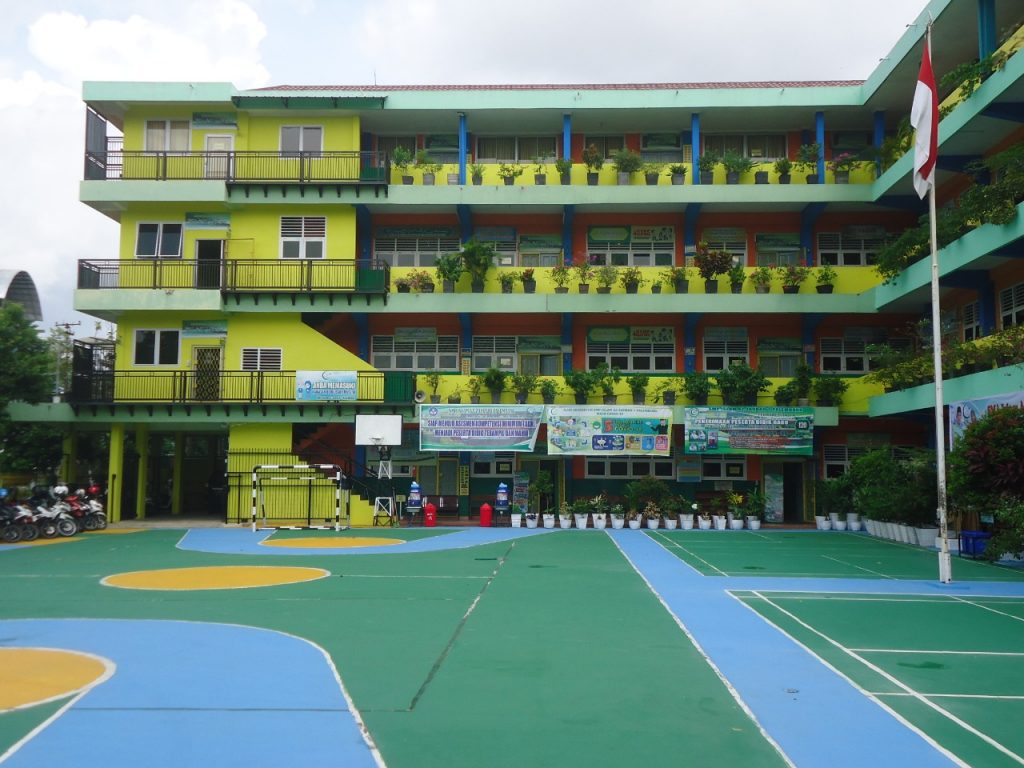 Foto sebuah gedung Sekolah tingkat SMP di daerah palembang dengan warna hijau