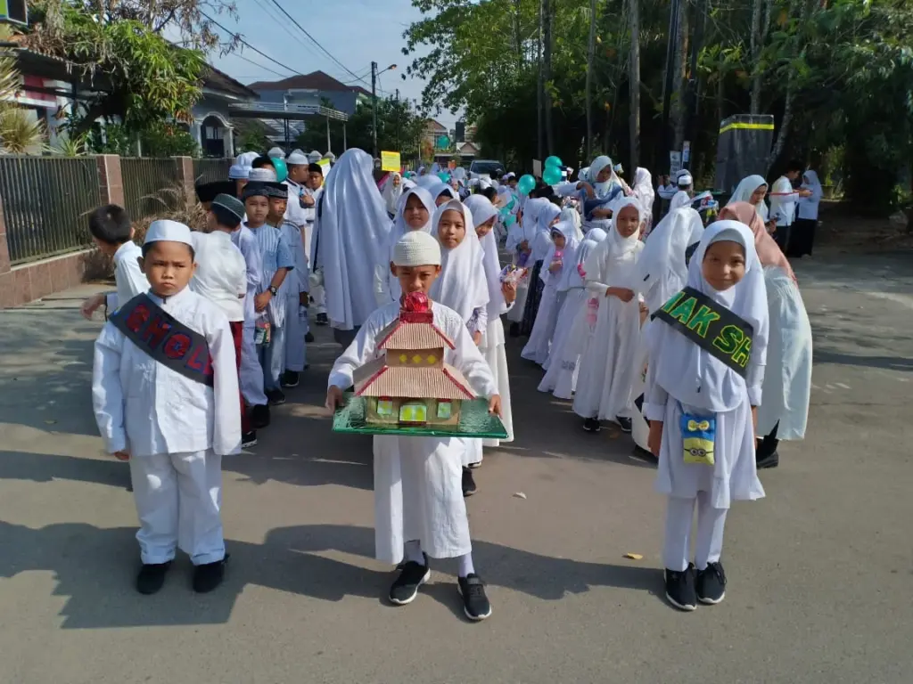 Anak- anak sedang berbaris dari SMP Islam Al-Azhar Sriwijaya Palembang 