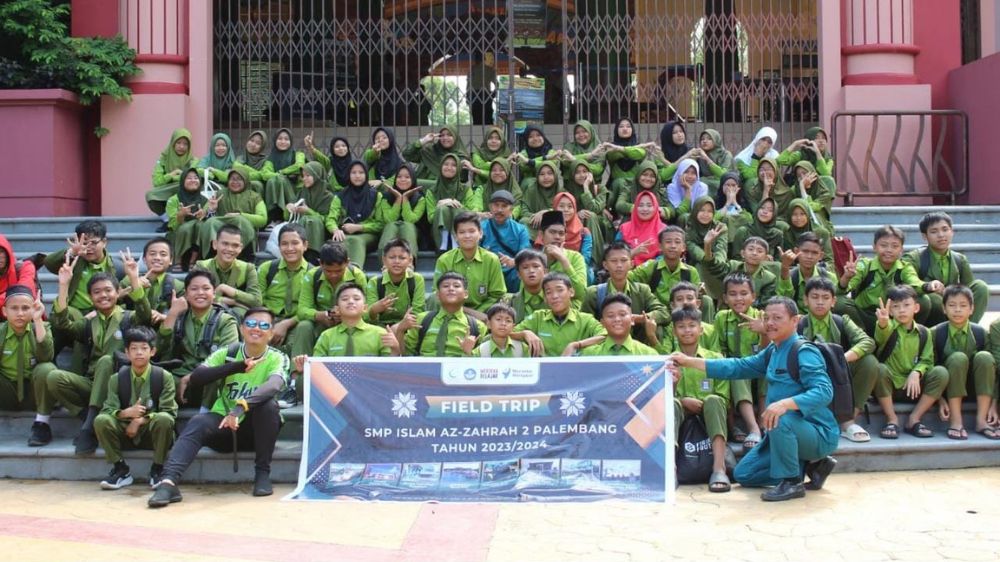 foto anak dan guru dari SMP Islam Az-Zahrah 2 Palembang