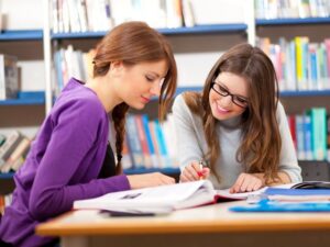 Mengenal Teks Debat, Pengertian, Tujuan, Struktur & Contohnya